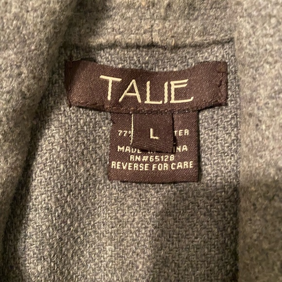 TALIE GREY SLEEVELESS VEST SIZE LARGE- MEDIUM WEIGHT- FLIP COLLAR - Picture 5 of 5